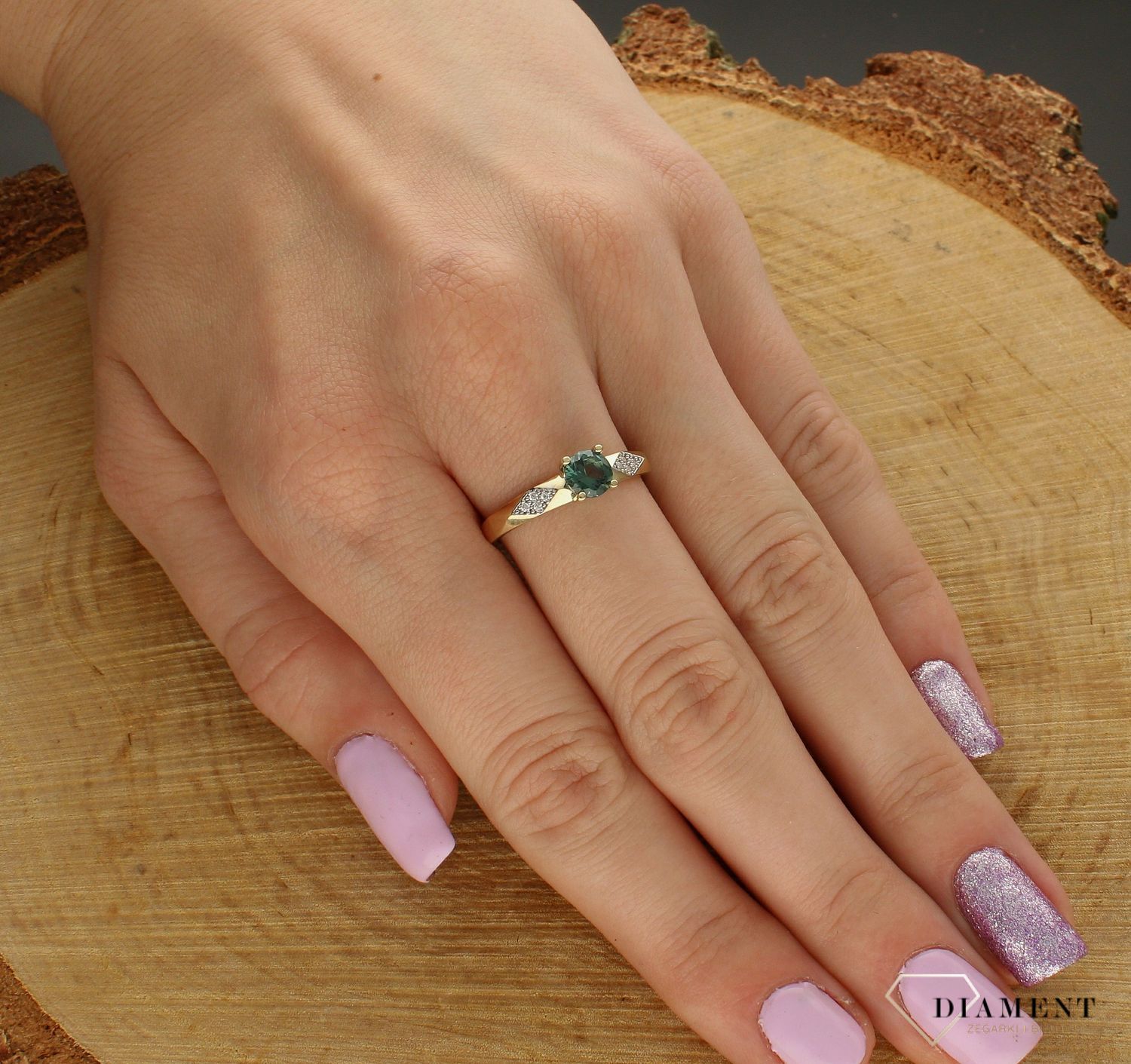 Złoty pierścionek 333 z zieloną cyrkonią zaręczynowy PI 6048C 333jkj.jpg